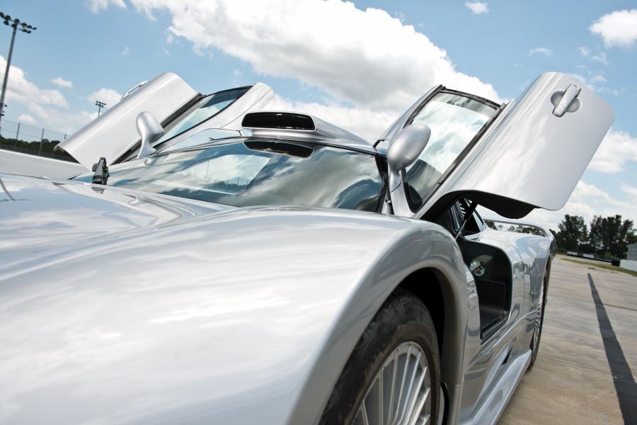  Mercedes-Benz CLK GTR 1998 года  (фото 22 из 33)